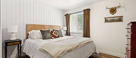 2 bedrooms, iron/ironing board, travel cot, WiFi