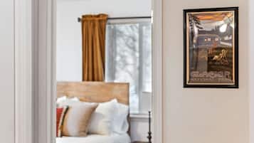 2 bedrooms, iron/ironing board, travel cot, WiFi