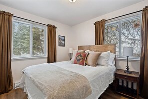 2 bedrooms, iron/ironing board, travel cot, WiFi