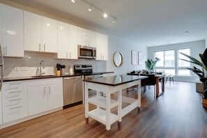 Refrigerador, microondas, horno, placa de cocina