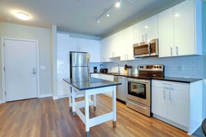 Geladeira, micro-ondas, fogão, cooktop