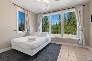 5 bedrooms, desk, travel crib, WiFi