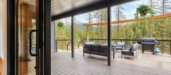Newly Remodeled Retreat w/ Court + Views + Tub