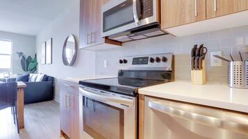 Køleskab, mikrobølgeovn, ovn, kogeplade