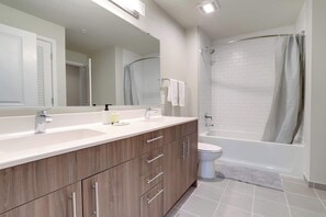 シャワー、ヘアドライヤー、タオル