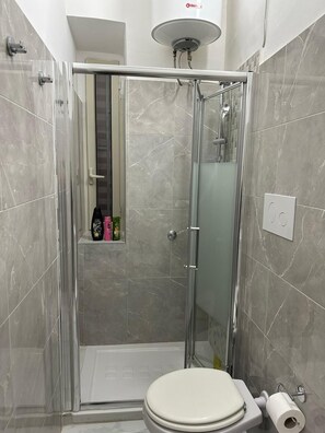 Dusche, Haartrockner, Bidet, HandtĂŒcher