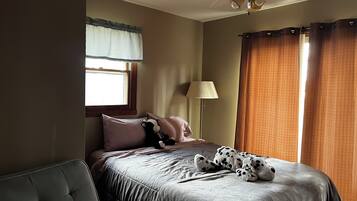 3 bedrooms, iron/ironing board, WiFi, bed sheets