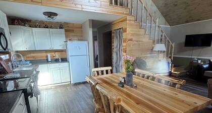Cozy Cabin in the woods! Private but close to activities.