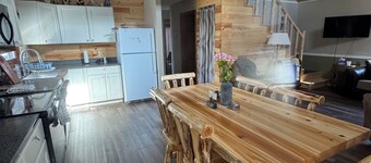 Cozy Cabin in the woods! Private but close to activities.