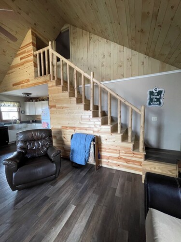 Cozy Cabin in the woods! Private but close to activities.