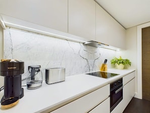 Fridge, microwave, oven, stovetop - Luxury Duplex Apartment in Holborn (London)