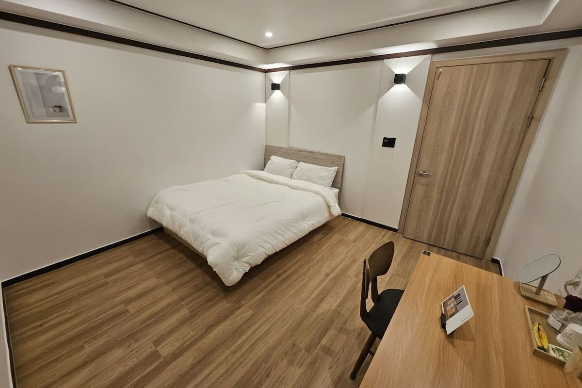 Basic Double Room | Free WiFi, bed sheets