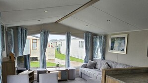 Ein kompakter Wohnbereich mit Essplatz, Sofa und Küchenzeile.