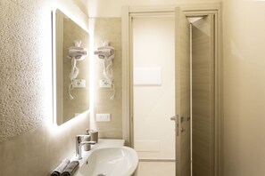 Deluxe Double Room, 1 Bedroom | Bathroom