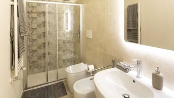 Doccia, soffione a pioggia, asciugacapelli, bidet