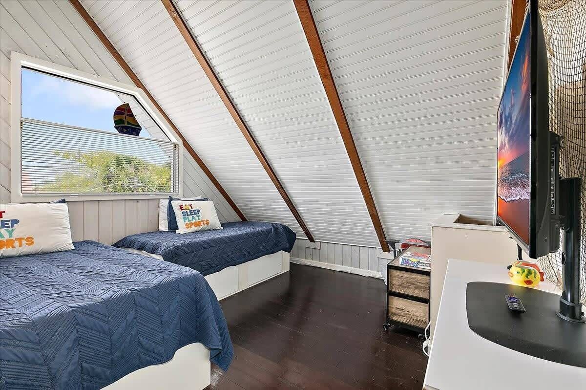 4 bedrooms, desk, iron/ironing board, travel cot