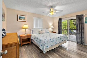 4 bedrooms, desk, iron/ironing board, travel cot - Happy Daze Home, Fire Pit, Gazebo & Vilano Pier (St. Augustine)
