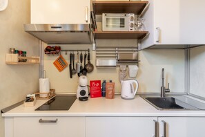 Kühlschrank, Mikrowelle, Wasserkocher mit Kaffee-/Teezubehör