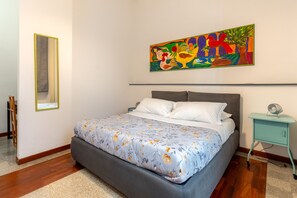 Tabla de planchar con plancha, wifi gratis y ropa de cama 