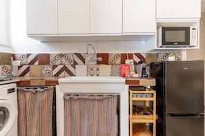 Fridge, microwave, oven, coffee/tea maker
