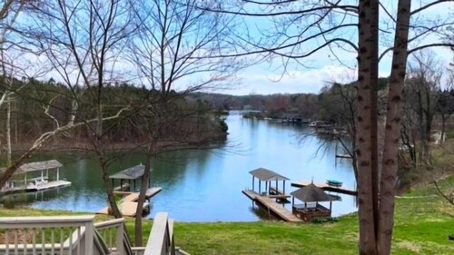 Luxury and Location! New everything, Wifi, Kayak.