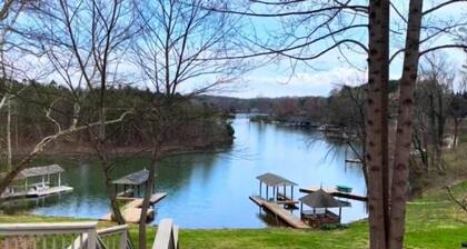 Luxury and Location! New everything, Wifi, Kayak.