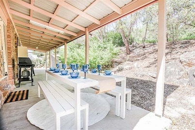 Three-Bedroom, Pet & Family-Friendly Retro Beach House with Gorgeous Views in Historic 1770