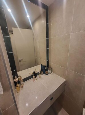 Serviettes fournies, savon, papier toilette