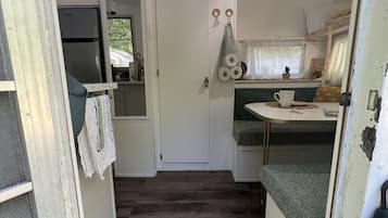 Basic Cabin | Living area