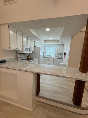 Microwave, oven, stovetop, dishwasher - Spotless, newly remodeled home, 3 min walk to gorgeous Indian Rocks Beach! (Indian Rocks Beach)