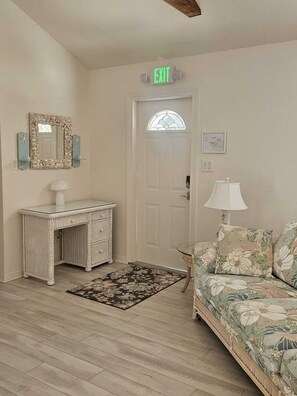 Smart TV - Spotless, newly remodeled home, 3 min walk to gorgeous Indian Rocks Beach! (Indian Rocks Beach)