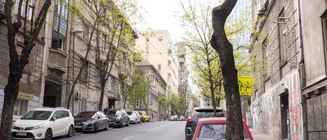 المنطقة المحيطة بالمنشأة