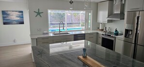 Køleskab, mikrobølgeovn, kogeplade, opvaskemaskine