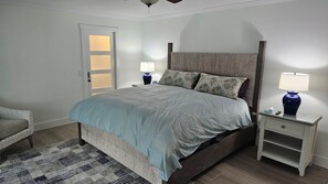 3 slaapkamers, een strijkplank/strijkijzer, gratis wifi, beddengoed
