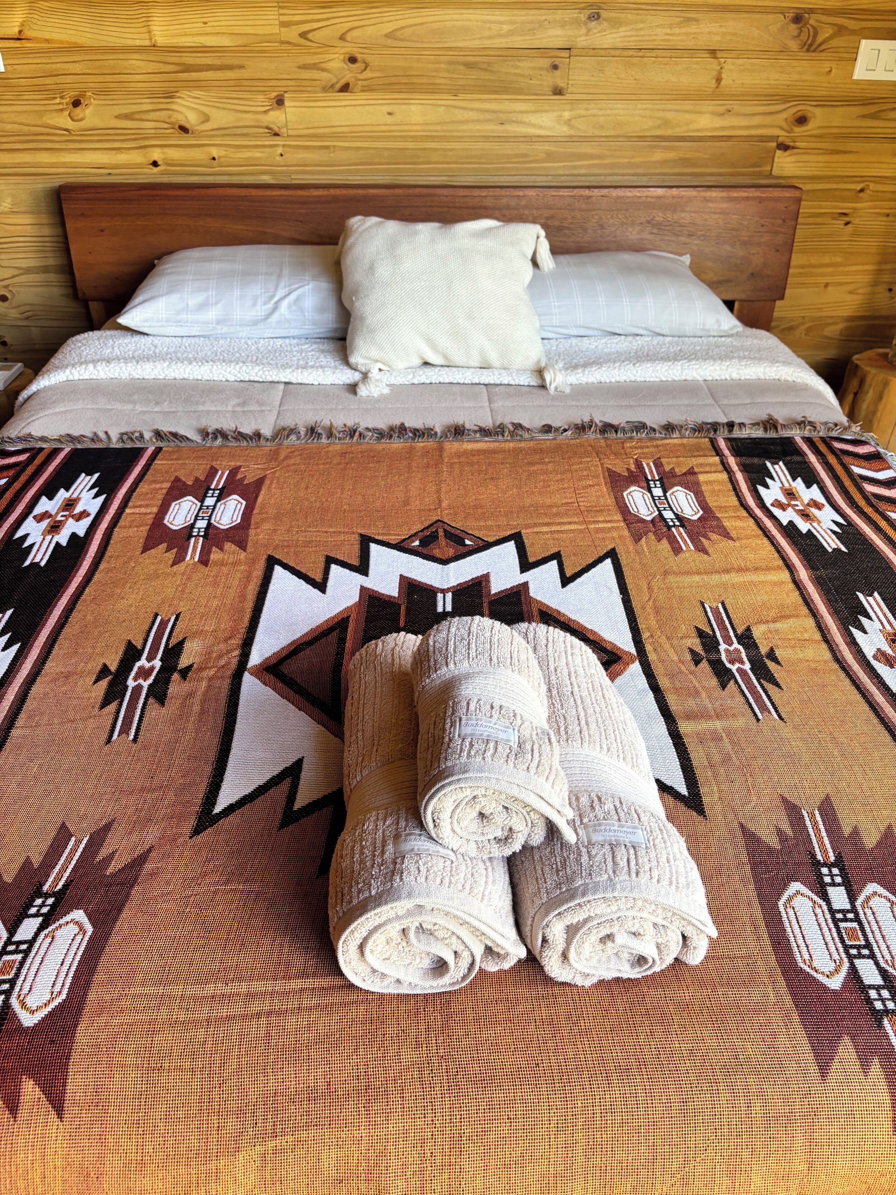 2 kamar tidur dan didekorasi berbeda-beda