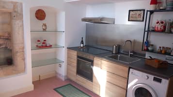 Fridge, oven, stovetop, coffee/tea maker