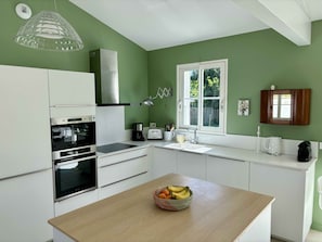 Four à micro-ondes, un four, surface de cuisson, lave-vaisselle