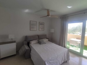 1 habitación, tabla de planchar con plancha, wifi y ropa de cama 