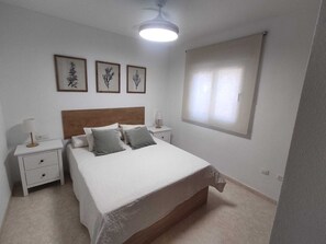 1 habitación, tabla de planchar con plancha, wifi y ropa de cama 
