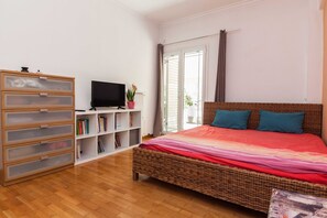 2 bedrooms, iron/ironing board, free WiFi - Modern 2 Bd Kipseli Hideaway Patio Apt (Athens)