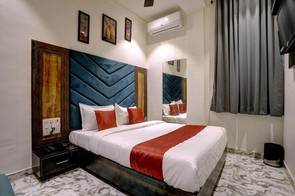 Deluxe Room | Premium bedding, desk, WiFi, bed sheets