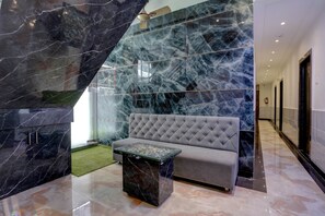 Lobby sitting area - Hotel Golden Palace Residency (Mumbai)