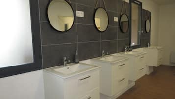 Chuveiro, secador de cabelo (mediante solicitação), sabonete, shampoo