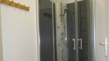 Shower, pengering rambut, sabun, dan sampo