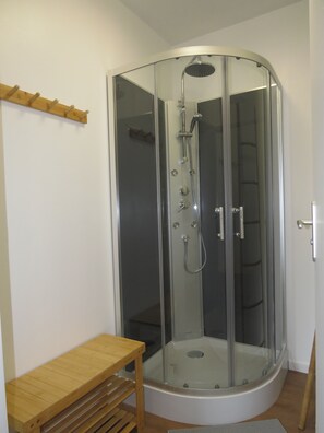 Een douche, een haardroger, zeep, shampoo