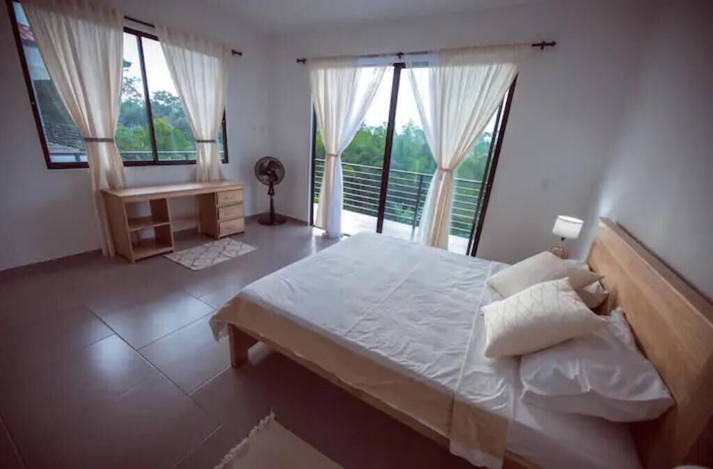 9 bedrooms, desk, free WiFi, bed sheets