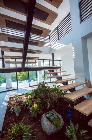 المنشأة من الداخل