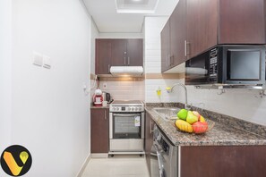 Refrigerador con freezer, microondas, horno, tostadora