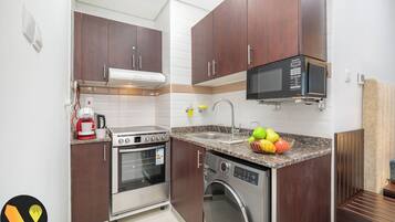 Exclusive Studio | Dapur peribadi | Peti sejuk/penyejuk beku saiz penuh, ketuhar gelombang mikro, ketuhar