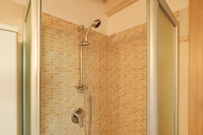 Bruser, hårtørrer, bidet, håndklæder
